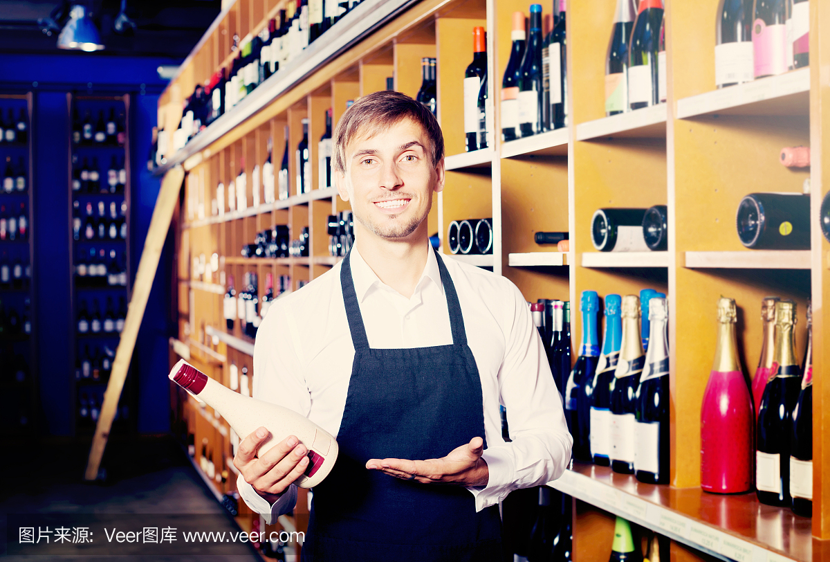 酒類(lèi)商店男售貨員